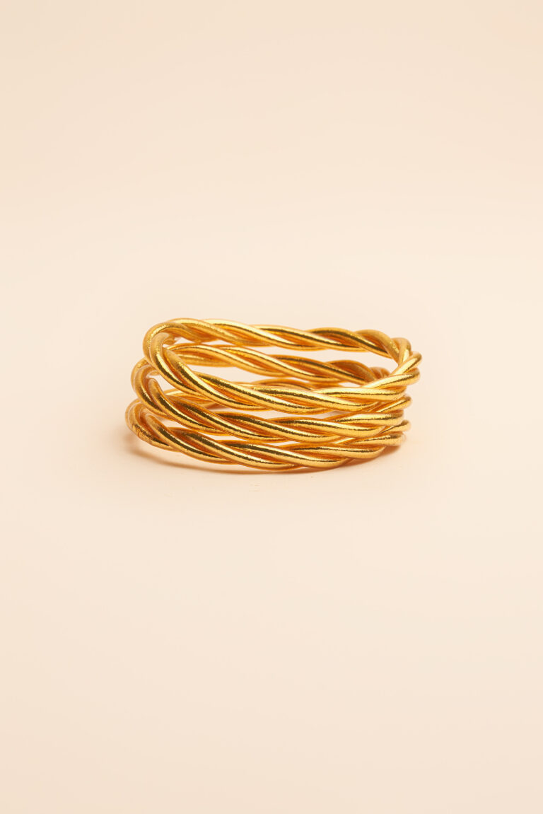 bracelets torsadés bénis avec des feuilles d'or.