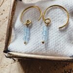 Boucles d’oreilles mini-créoles plaquées or pierres "Calcédoine bleue" 2
