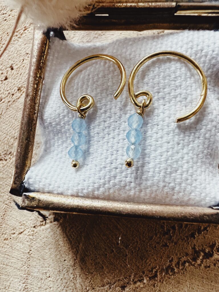 Boucles d’oreilles mini-créoles plaquées or pierres "Calcédoine bleue" 2