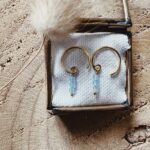 Boucles d’oreilles mini-créoles plaquées or pierres "Calcédoine bleue"