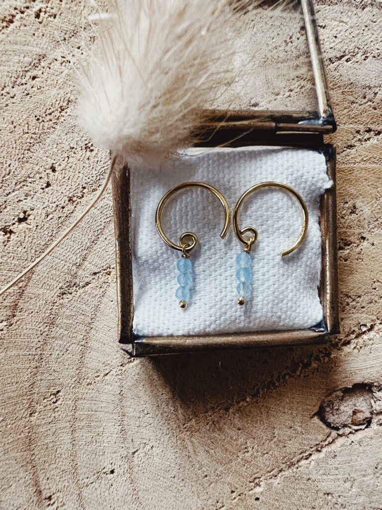 Boucles d’oreilles mini-créoles plaquées or pierres "Calcédoine bleue"