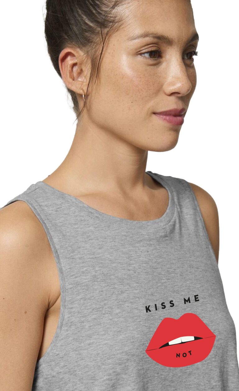 T-shirt femme kiss me not débardeur gris odile de ré gros plan