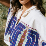 Pour un effet plus loose et oversize, prenez une taille au-dessus.PROCHE