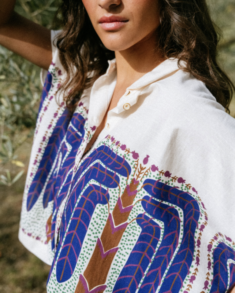 Pour un effet plus loose et oversize, prenez une taille au-dessus.PROCHE
