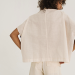 La chemise Cinzia Palmito possède une coupe fluide légèrement ample. Nous vous conseillons de choisir votre taille habituelle pour un porté naturel et élégant. Pour un effet plus loose et oversize, prenez une taille au-dessus.DOS